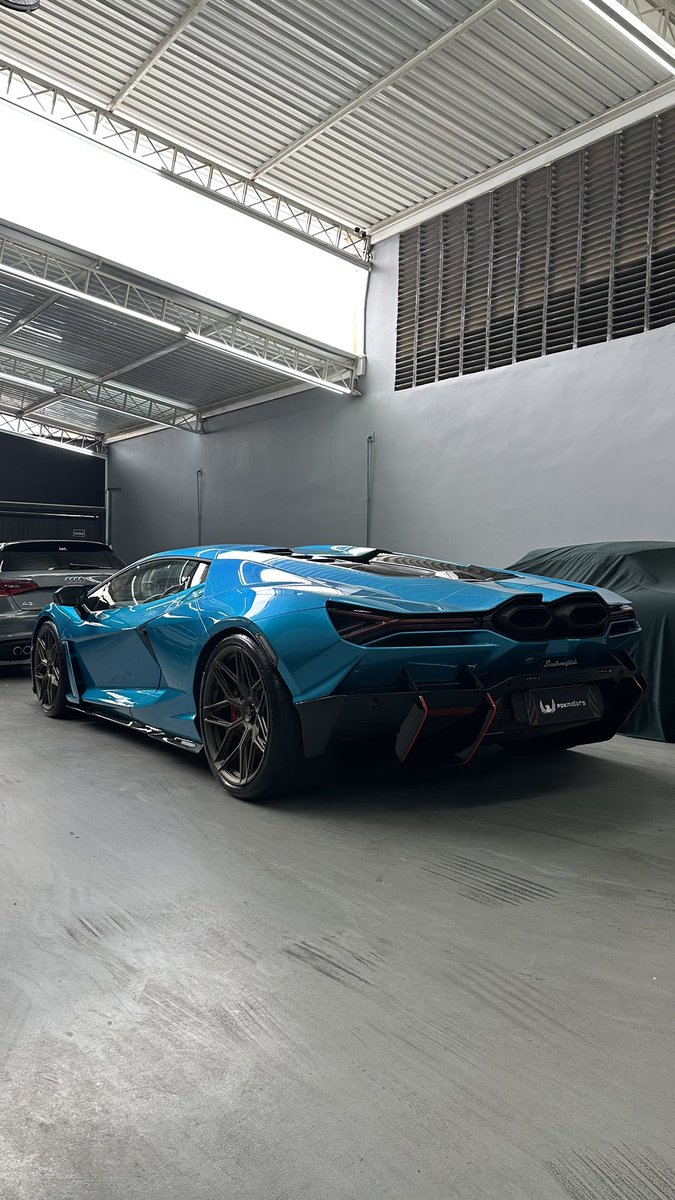 LCherubiniFOC's tweet photo. Segundou com uma das Revuelto mais bonitas do país visitando a PDK Motors! 😈

Um monstro V12 aspirado híbrido de 1.015cv, configurado na cor Blu Uranus, rodas Vossen e merecidamente protegido com PPF AVG Protection! 👌🏻

Dito tudo isso, o que vocês acham do spec dessa unidade? https://t.co/uaPnSg0HWW