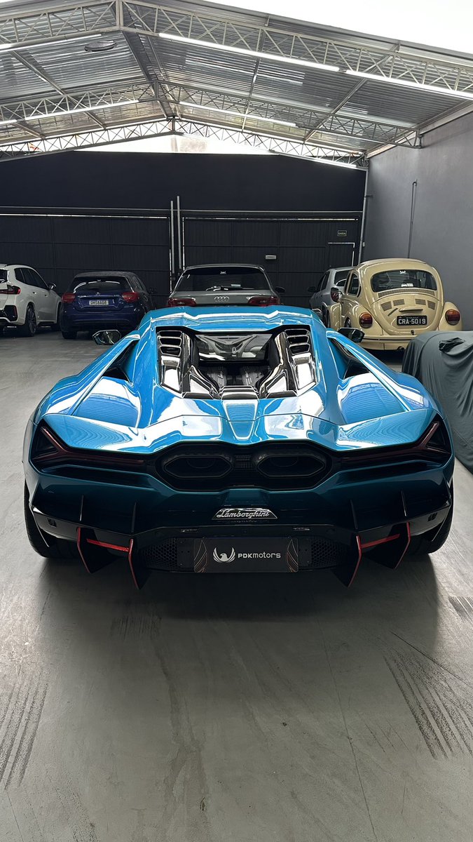LCherubiniFOC's tweet photo. Segundou com uma das Revuelto mais bonitas do país visitando a PDK Motors! 😈

Um monstro V12 aspirado híbrido de 1.015cv, configurado na cor Blu Uranus, rodas Vossen e merecidamente protegido com PPF AVG Protection! 👌🏻

Dito tudo isso, o que vocês acham do spec dessa unidade? https://t.co/uaPnSg0HWW