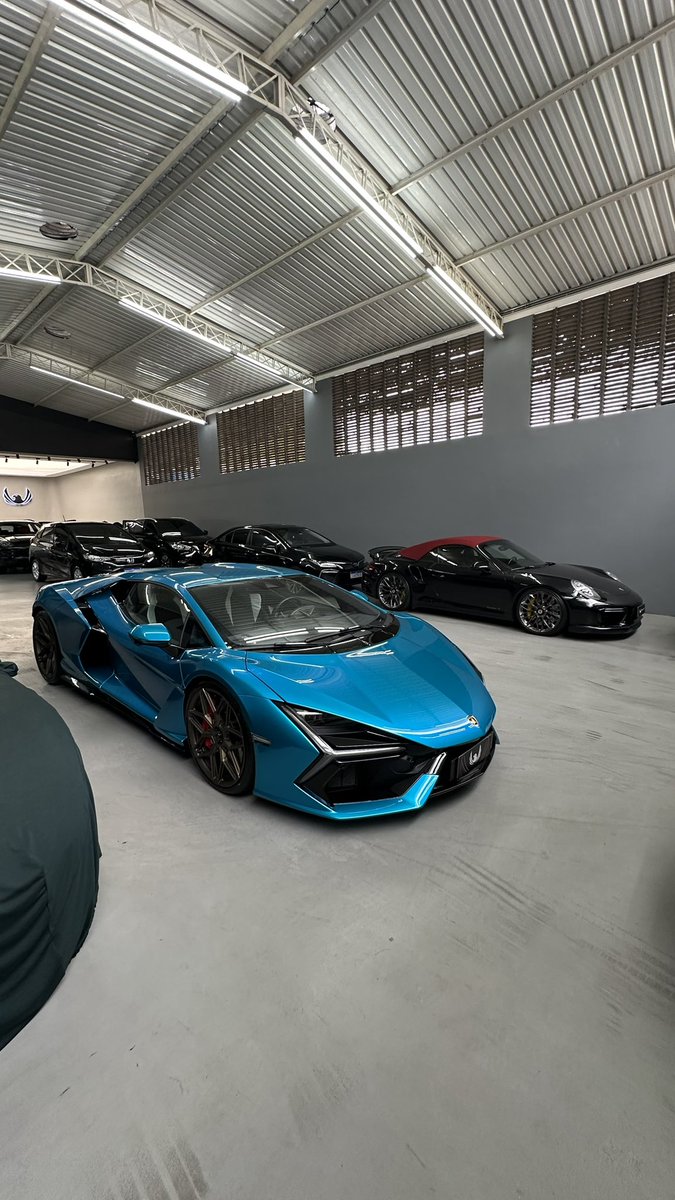 LCherubiniFOC's tweet photo. Segundou com uma das Revuelto mais bonitas do país visitando a PDK Motors! 😈

Um monstro V12 aspirado híbrido de 1.015cv, configurado na cor Blu Uranus, rodas Vossen e merecidamente protegido com PPF AVG Protection! 👌🏻

Dito tudo isso, o que vocês acham do spec dessa unidade? https://t.co/uaPnSg0HWW