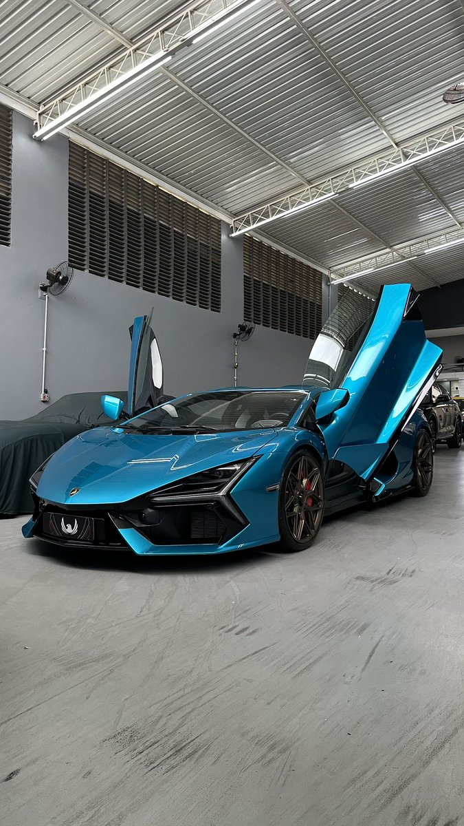 LCherubiniFOC's tweet photo. Segundou com uma das Revuelto mais bonitas do país visitando a PDK Motors! 😈

Um monstro V12 aspirado híbrido de 1.015cv, configurado na cor Blu Uranus, rodas Vossen e merecidamente protegido com PPF AVG Protection! 👌🏻

Dito tudo isso, o que vocês acham do spec dessa unidade? https://t.co/uaPnSg0HWW