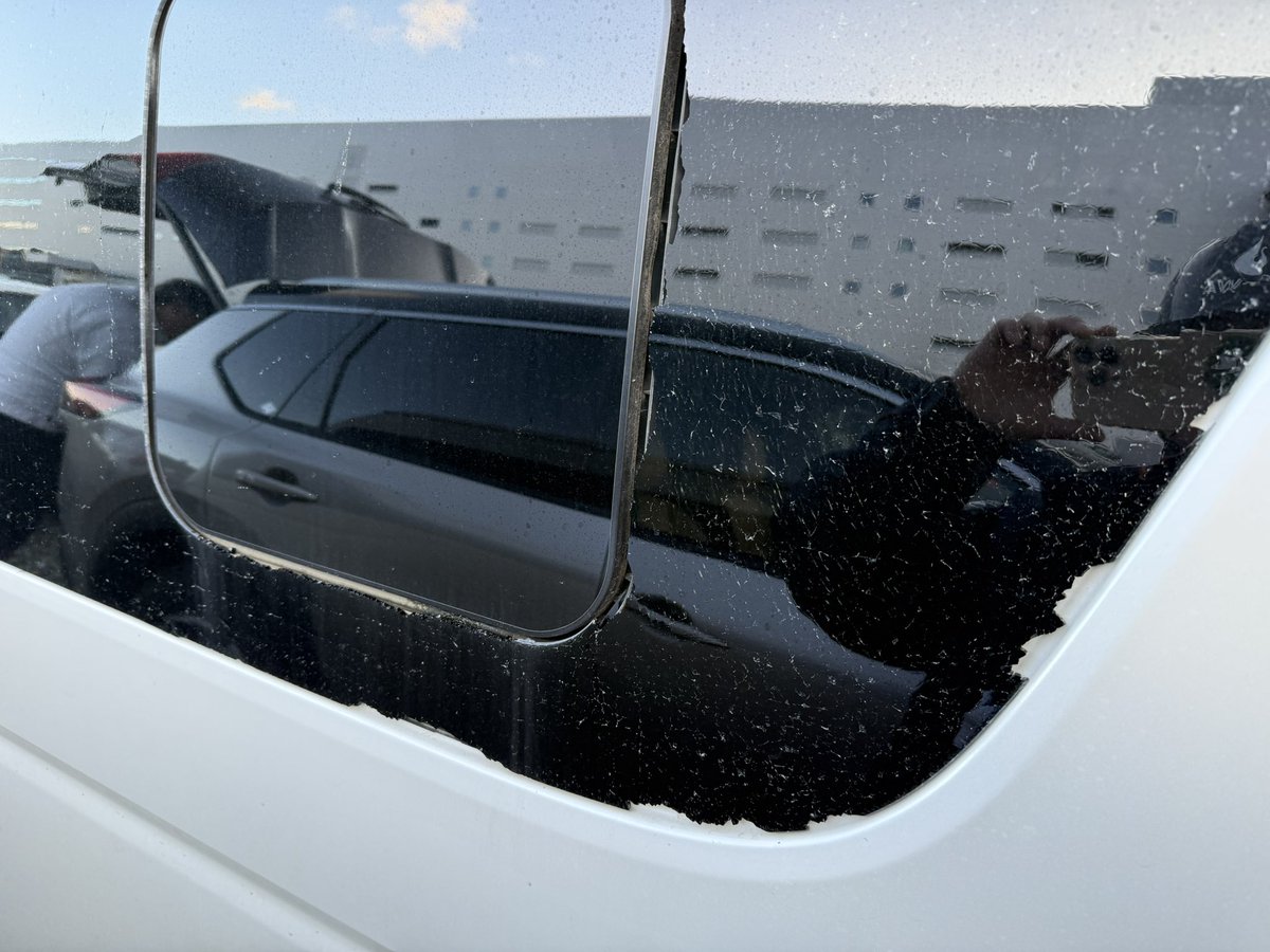 飛び石でサイドぶち割れた😩