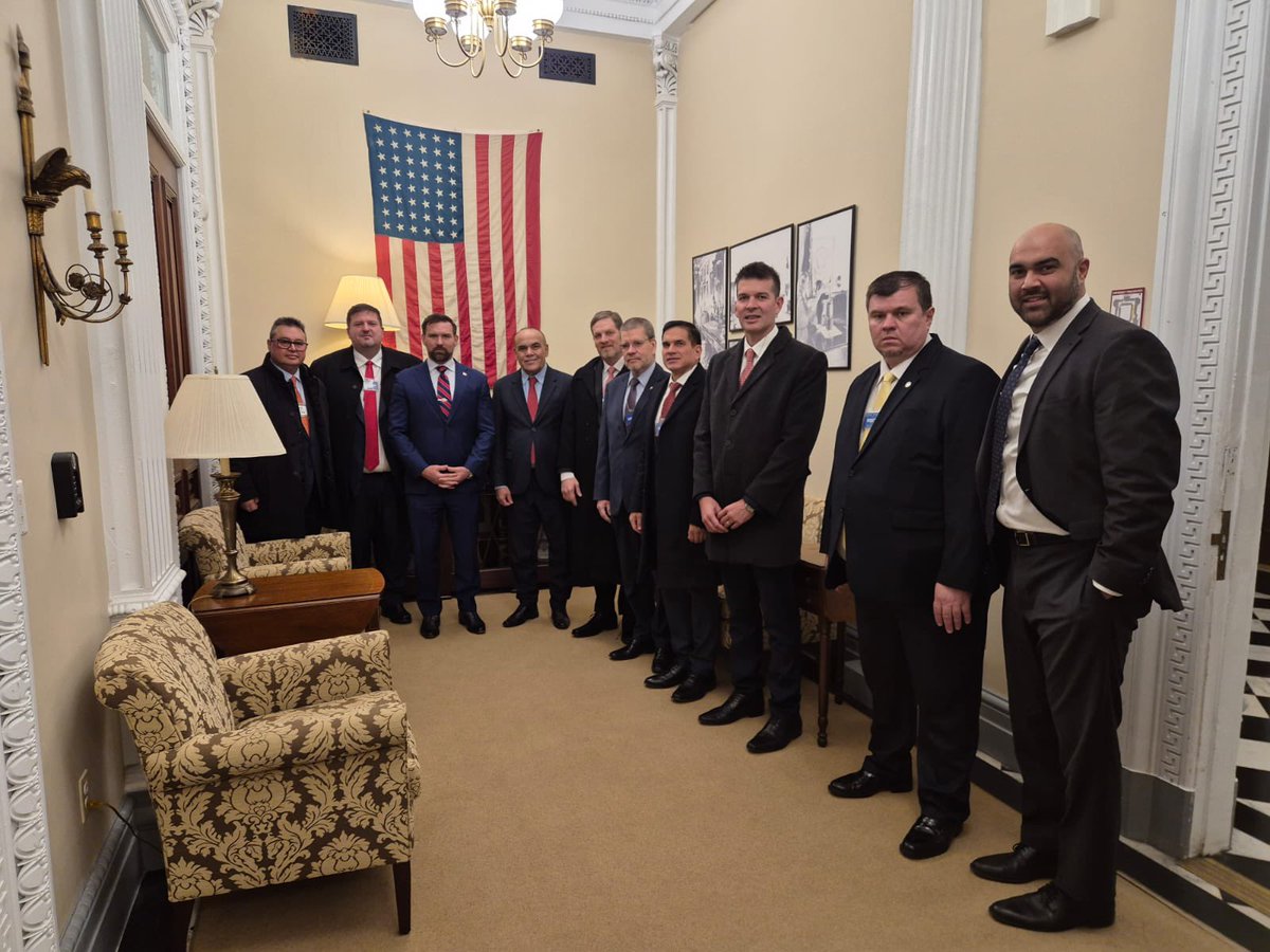 PARAGUAYinUSA's tweet photo. En la fecha, una comitiva de senadores, encabezada por el Presidente del Congreso Nacional, Senador Basilio Núñez, los senadores Natalicio Chase, Dionisio Amarilla, Antonio Barrios, Patrick Kemper, el Ministro de Desarrollo Urbano, Vivienda y Hábitat, Juan Carlos Baruja, el Asesor Jurídico del Senado, Sergio Godoy y el Embajador Gustavo Leite Gusinky, mantuvieron un ameno encuentro de trabajo en el marco de la visita de parlamentarios nacionales a los EE.UU.