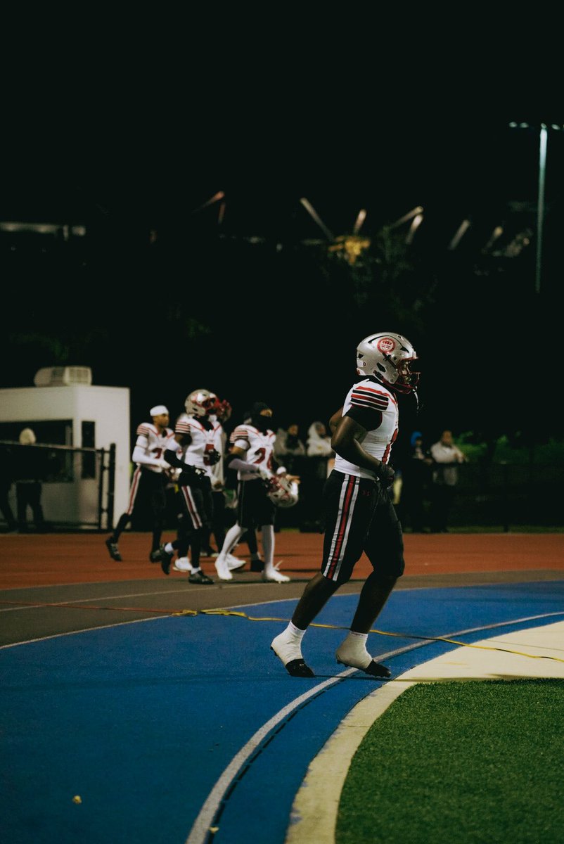 Full Junior year film check me out!! hudl.com/v/2TDBsk  <a href="/_coach_jamo/">Coach Ja Mo</a> <a href="/RashodGillespie/">Rashod Gillespie M.Ed.</a> @coachbryd75 <a href="/GRIFFbgriffin/">Brian Griffin</a>