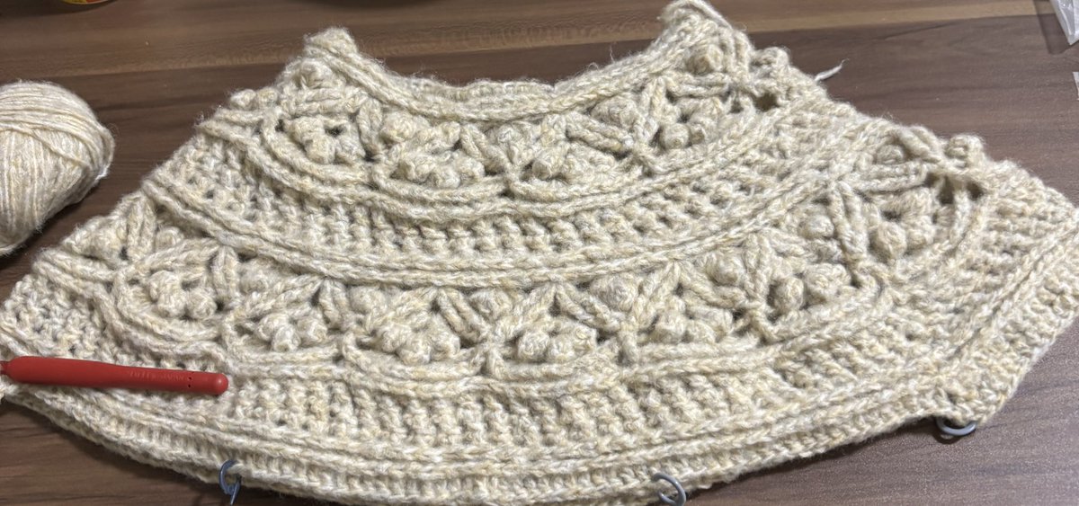 takapipi_3's tweet image. おはよぅございまっ😌
少し🤏づつですが進んでおります、その人のサイズに合わせるのに毛糸が🧶が足りるか心配になってきた、何せグラマーな人だから🤣
#編み物好きな人と繋がりたい 
#編み物