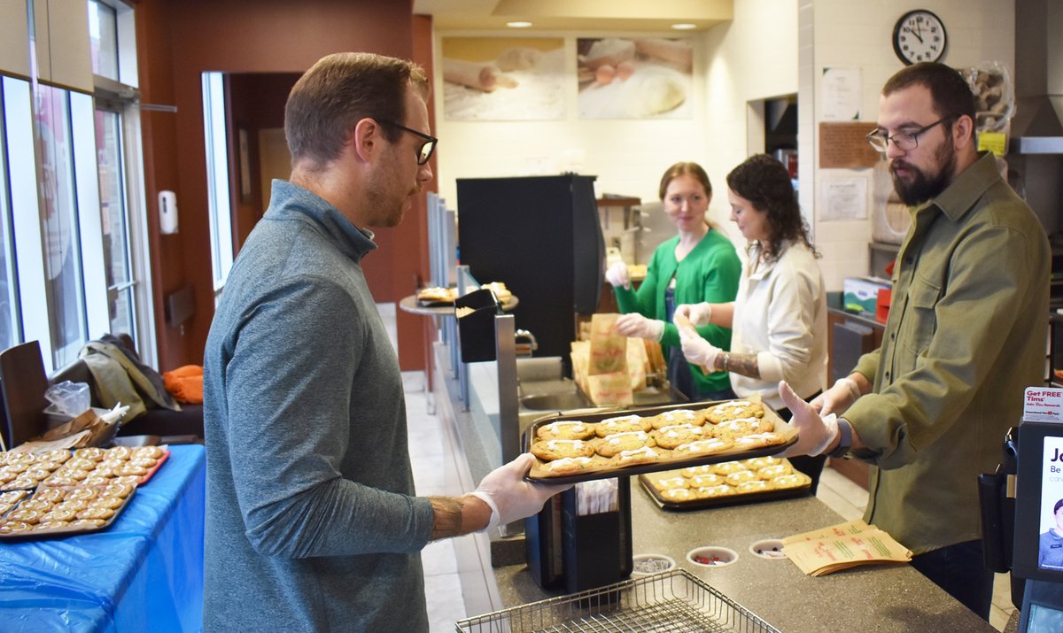 The Center in Swift Current will benefit from funds raised locally during this week's Tim Hortons Holiday Smile Cookie campaign.  #HolidaySmileCookie
Read: swbooster.com/news/2025/11/1…