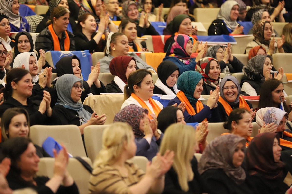 📍 Çanakkale | İl Kadın Kolları Danışma Meclisi

Tarihimizin en büyük destanının yazıldığı Çanakkale’de bugün de AK Kadınlarımız, milletimiz için yeni destanlar yazıyor. Gece gündüz demeden, yorulmak nedir bilmeden, azimleri ve kararlılıklarıyla topluma hizmetin her alanında