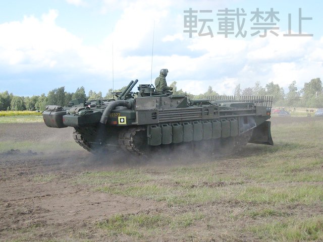 HJ80831183's tweet image. ⑦Sタンク実車画像。このアングルも恰好良いです。蛇腹状の管はディーゼルエンジン排気管のエクステンション。これが無いと車体が真っ黒になるのと、煙、熱源をなるべく目立たなくさせようと言う意図かと思われます。＊新作プラモのご予約は今月末までになります。
hjmodelkit.com/hjmm008