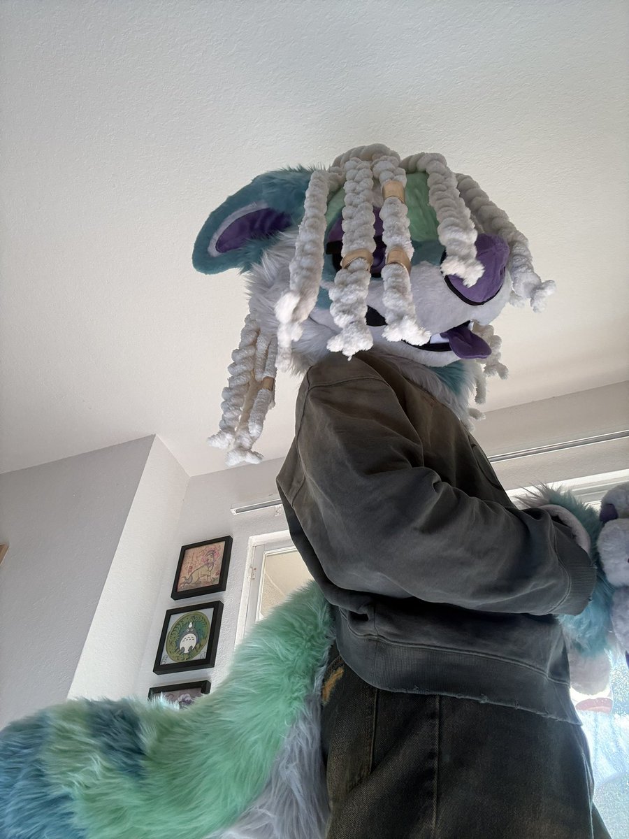 Uhhhh showing tail I guess 😭 ( please help me I don’t know how to caption shit)