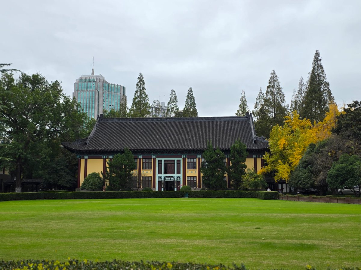 En Nanjing tuve la oportunidad de reunirme con el Ministro de Educación de Jiangsu.

Conversamos sobre nuevos programas de intercambio para que estudiantes y docentes de Mendoza puedan conectarse con una de las provincias más innovadoras de China.

Seguimos generando