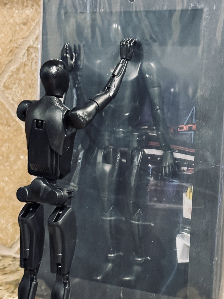 ChatCharge's tweet image. EVENT PRIZE DRAWING! How about your very own robot?? Like AND Share this post between now and midnight PST on Saturday November 29 to be entered to win a Tesla Diner Edition of the Optimus Bot Action Figure! Suited in black with black accents, this Optimus features the iconic…