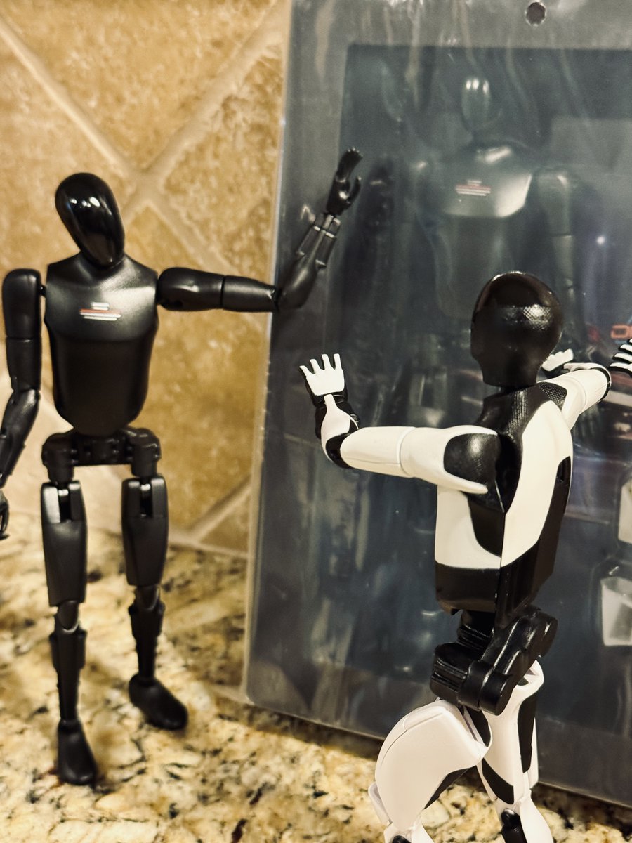 ChatCharge's tweet image. EVENT PRIZE DRAWING! How about your very own robot?? Like AND Share this post between now and midnight PST on Saturday November 29 to be entered to win a Tesla Diner Edition of the Optimus Bot Action Figure! Suited in black with black accents, this Optimus features the iconic…