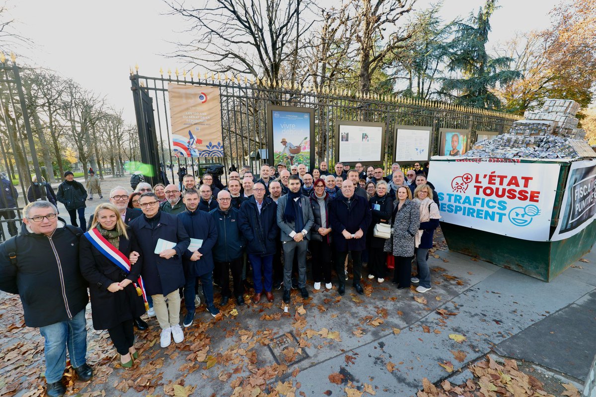 sauceteric's tweet photo. Les présidents départementaux des buralistes se sont rassemblés devant le Sénat pour alerter les parlementaires sur l’ampleur du marché parallèle du tabac. Ils dénoncent un trafic qui, selon eux, fait perdre chaque année environ cinq milliards d’euros à l’État. 
#buralistes https://t.co/8hMXqQ2gWh
