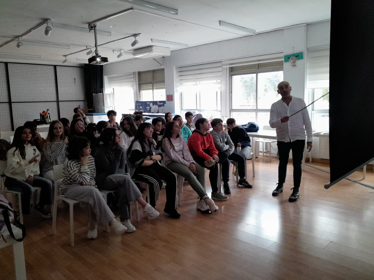 IITGALILEO's tweet photo. Nuestro grupo de LÓVA recibió la visita de Fernando Cuadrado, Jefe de Producción de Artes Escénicas del Ayuntamiento de Alcorcón, quien explicó de forma amena las funciones de un regidor, esenciales para la puesta en escena de la ópera creada por nuestros alumnos.
#somosgalileo https://t.co/tZVVcgxMfi