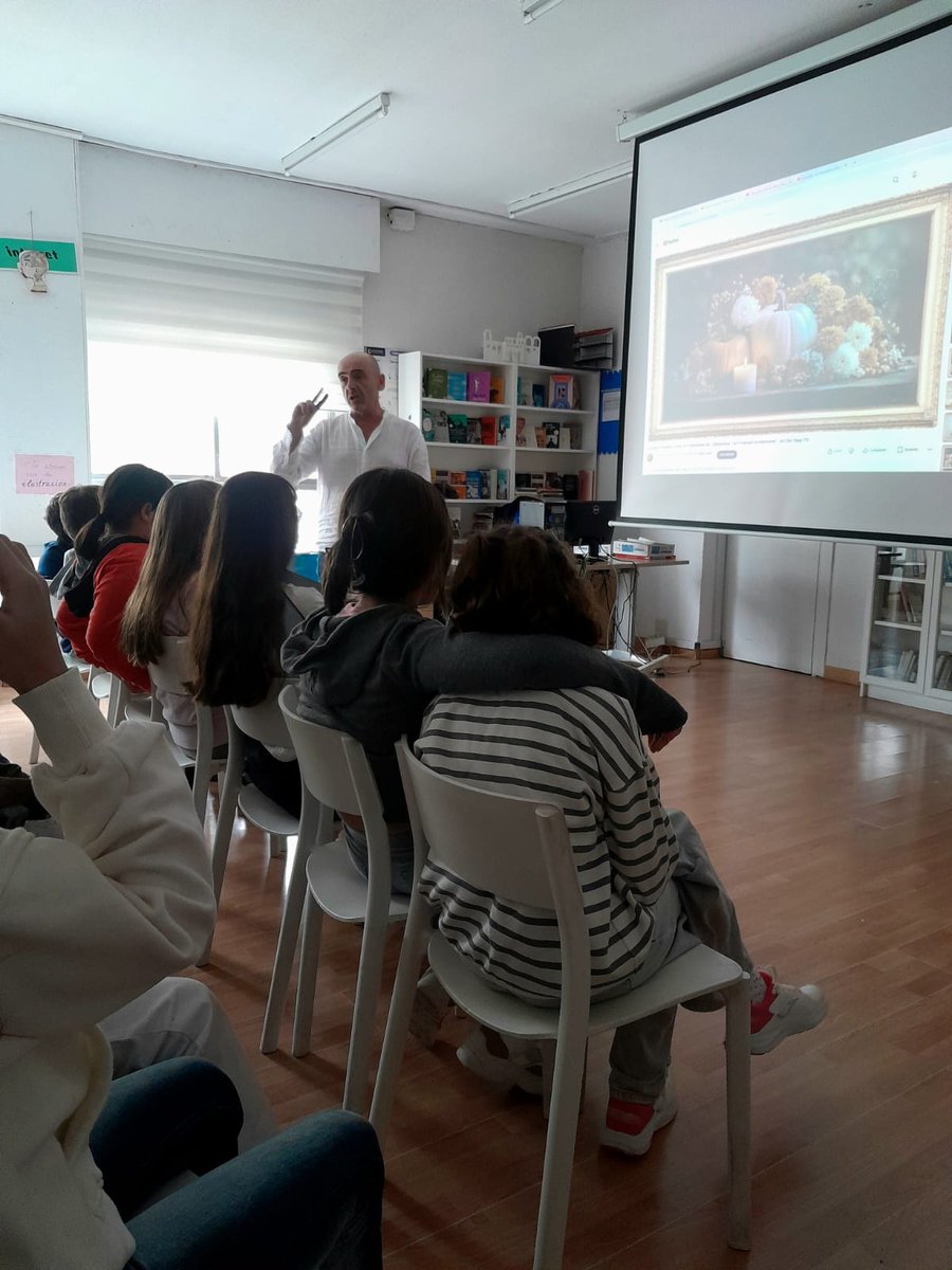 IITGALILEO's tweet photo. Nuestro grupo de LÓVA recibió la visita de Fernando Cuadrado, Jefe de Producción de Artes Escénicas del Ayuntamiento de Alcorcón, quien explicó de forma amena las funciones de un regidor, esenciales para la puesta en escena de la ópera creada por nuestros alumnos.
#somosgalileo https://t.co/tZVVcgxMfi