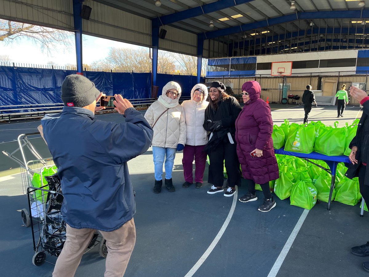 Kipsbayclub's tweet photo. Assembly Member Amanda Farías (@cmamandafarias) and Bronx Borough President Vanessa Gibson (@msvanessa77) stopped by to hand out fresh produce bags to our families and neighbors.

Grateful for our partners !🙌✨

#TheBronx #KipsBayPalmaro #GreatFuturesStartHere https://t.co/3jGCKEG4fJ