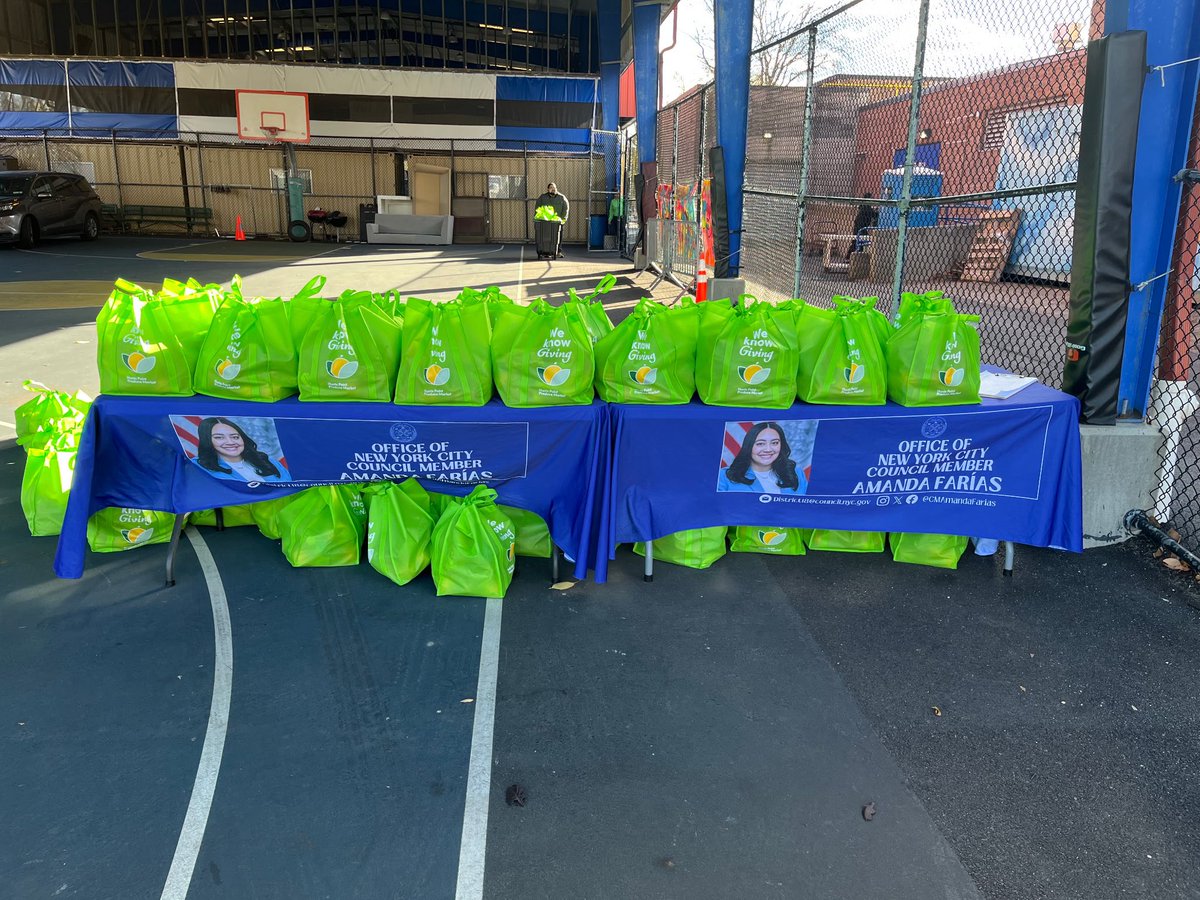 Kipsbayclub's tweet photo. Assembly Member Amanda Farías (@cmamandafarias) and Bronx Borough President Vanessa Gibson (@msvanessa77) stopped by to hand out fresh produce bags to our families and neighbors.

Grateful for our partners !🙌✨

#TheBronx #KipsBayPalmaro #GreatFuturesStartHere https://t.co/3jGCKEG4fJ
