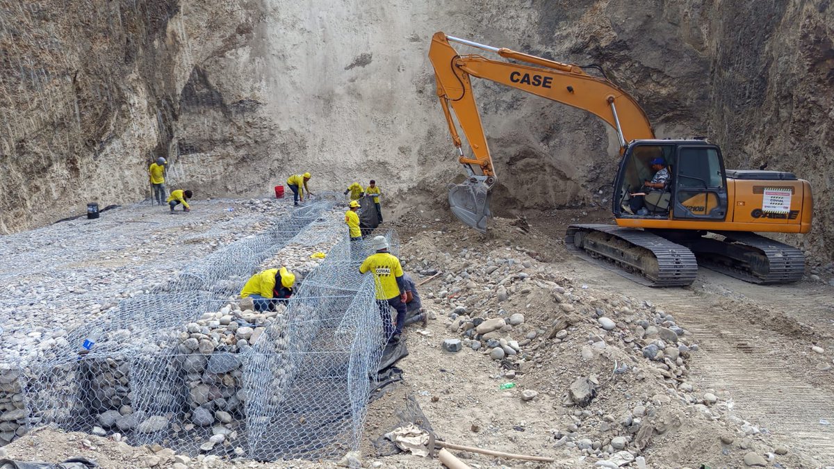 COVIAL_CIV's tweet image. ⚠️⏩ Entre  Sansare, #ElProgreso y #Jalapa, a la altura del km 76.1 de la RN-19, avanzan los trabajos de armado de canastas de gaviones para la recuperación del costado de esta carretera interdepartamental.👷🏽‍♂️🚜 

#MantenimientoQueConecta
#ElPuebloDignoEsPrimero