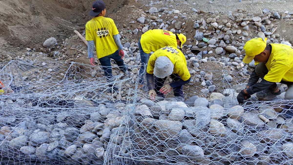 COVIAL_CIV's tweet image. ⚠️⏩ Entre  Sansare, #ElProgreso y #Jalapa, a la altura del km 76.1 de la RN-19, avanzan los trabajos de armado de canastas de gaviones para la recuperación del costado de esta carretera interdepartamental.👷🏽‍♂️🚜 

#MantenimientoQueConecta
#ElPuebloDignoEsPrimero