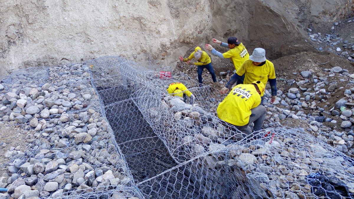 COVIAL_CIV's tweet image. ⚠️⏩ Entre  Sansare, #ElProgreso y #Jalapa, a la altura del km 76.1 de la RN-19, avanzan los trabajos de armado de canastas de gaviones para la recuperación del costado de esta carretera interdepartamental.👷🏽‍♂️🚜 

#MantenimientoQueConecta
#ElPuebloDignoEsPrimero