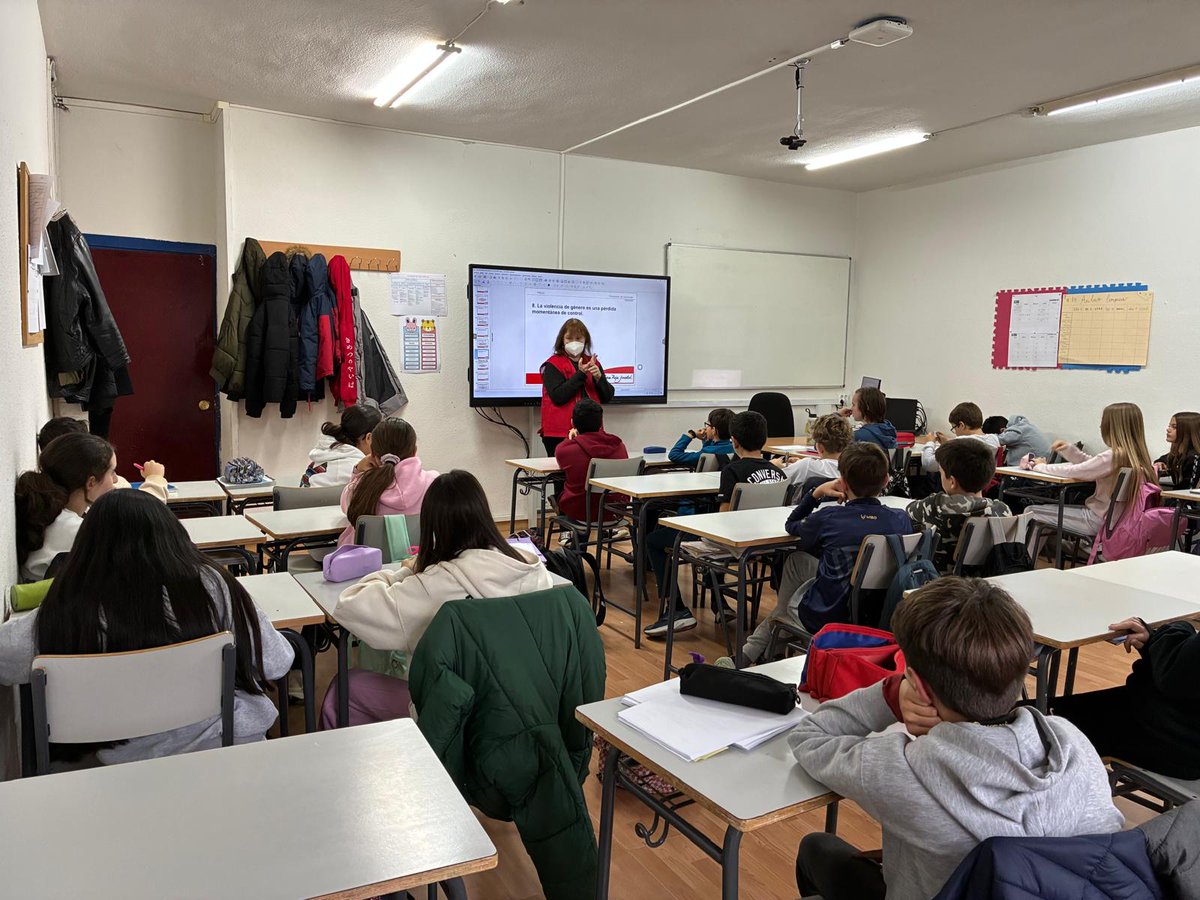 IITGALILEO's tweet photo. El 13 de noviembre, voluntarias de Cruz Roja visitaron grupos de 1.º, 2.º y 4.º de la ESO para hablarnos sobre la Eliminación de la Violencia contra la Mujer. Nuestro alumnado reflexionó y tomó conciencia sobre una realidad a veces invisible. ¡Gracias por vuestra labor! https://t.co/vKjzyKh73r