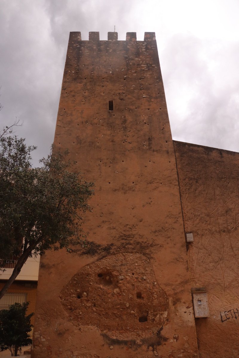 Una curiosidad de la torre mora de Albal es su agresiva restauración. Su exterior fue casi cubierto por completo en 1989, cambiando demasiado su fisonomía. En el muro norte aun se puede ver la fábrica original, con algunos agujeros de tapias.