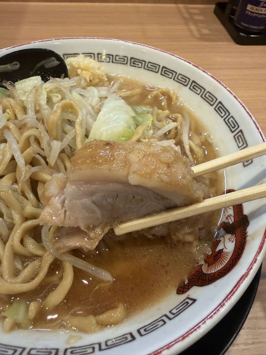 kuma1318's tweet photo. 豚山 仙台八本松店
小ラーメン ニンニクアブラ
またまたやっちまった日😂
広い駐車場があり車で行きやすい。正統派二郎インスパイアのいっぱい。一杯1000円もボリュームを考えればコスパがいいでしょ🍜#豚山 https://t.co/3QfkabtGKK