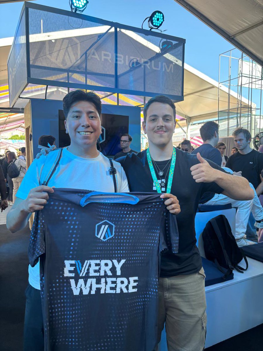 Your wish is my command 💙🧡
Bringing the Arbilink Brazil merch to <a href="/Churro808/">Churro</a> event hosted by <a href="/arbitrum_pt/">Arbitrum Português</a>, <a href="/GMX_IO/">GMX 🫐</a> and <a href="/ModularCrypto/">Modular Crypto 🔲</a>