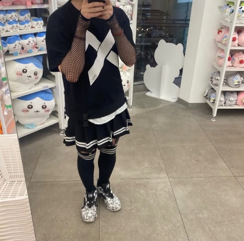 sk33zly's tweet image. oh man i love being stared at for not being dressed like a NPC