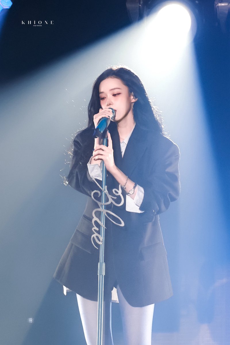 archivedwinter's tweet image. WINTER “BLUE” has reached #1 on Bugs Realtime chart.

This is her first solo #1 on Korean charts.