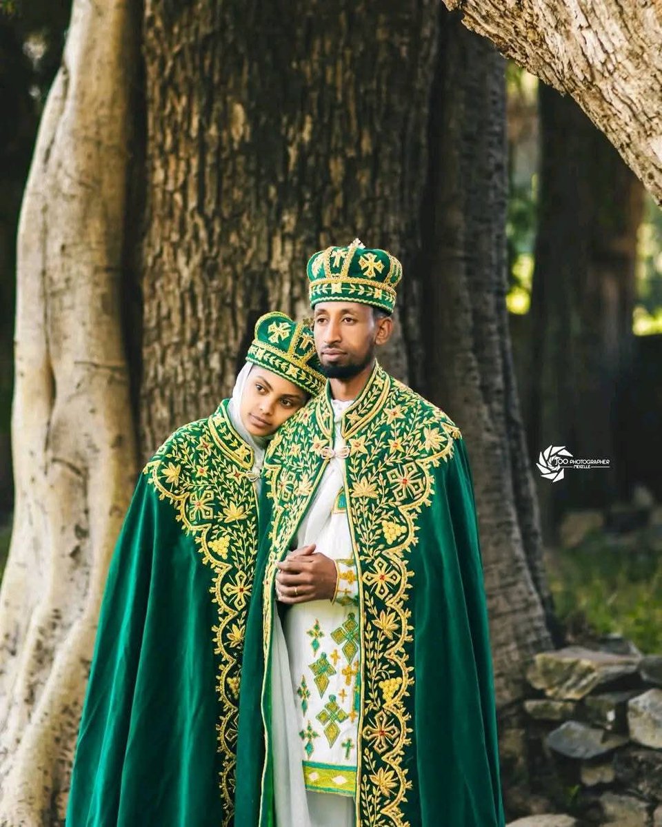 ማቴዎስ 19÷6: ደጊም ሓደ ስጋ እዮም እምበር፡ ክልተ ኣይኰኑን። ነቲ ኣምላኽ ዘጋጠሞስ፡ ሰብ ኣይፍለዮ።
ኽቡር ሓውና ዲ/ን(ዘማሪ) ክብሮም መሓሪ ብዝማሬ ዘኽበሮ ኣምላኩ ብቅዱስ ምስጢር ኣኽቢሩዎ ኣሎ ። ሓዳር ኣብርሃምን ሳራን ይግበልኩም !!!