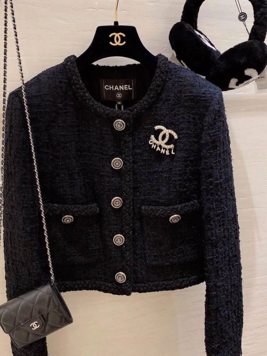 Elegance is always in season. Especially when it’s Chanel.💞