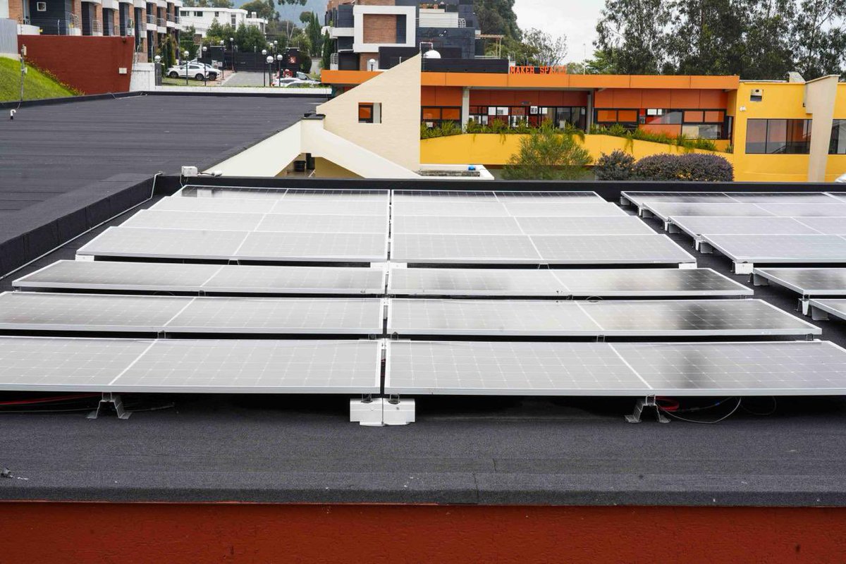 ☀️ Esta mañana, la ministra <a href="/AlegriaCrespo/">Alegría Crespo Cordovez</a> participó en la inauguración del Proyecto de Energía Solar del Colegio Terranova 🏫, una iniciativa que reafirma el compromiso con el ambiente, la innovación educativa y el bienestar de la comunidad. 🌎 El nuevo sistema fotovoltaico