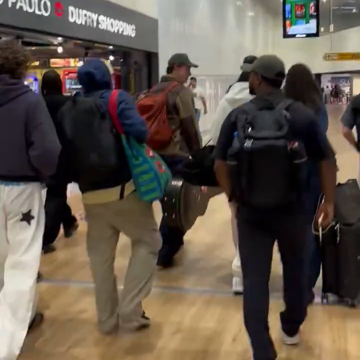 não aguento que o shawn tá literalmente “ir embora? NÃO!!! carregar meus amigos pro brasil e me enfiar em outra cidade”