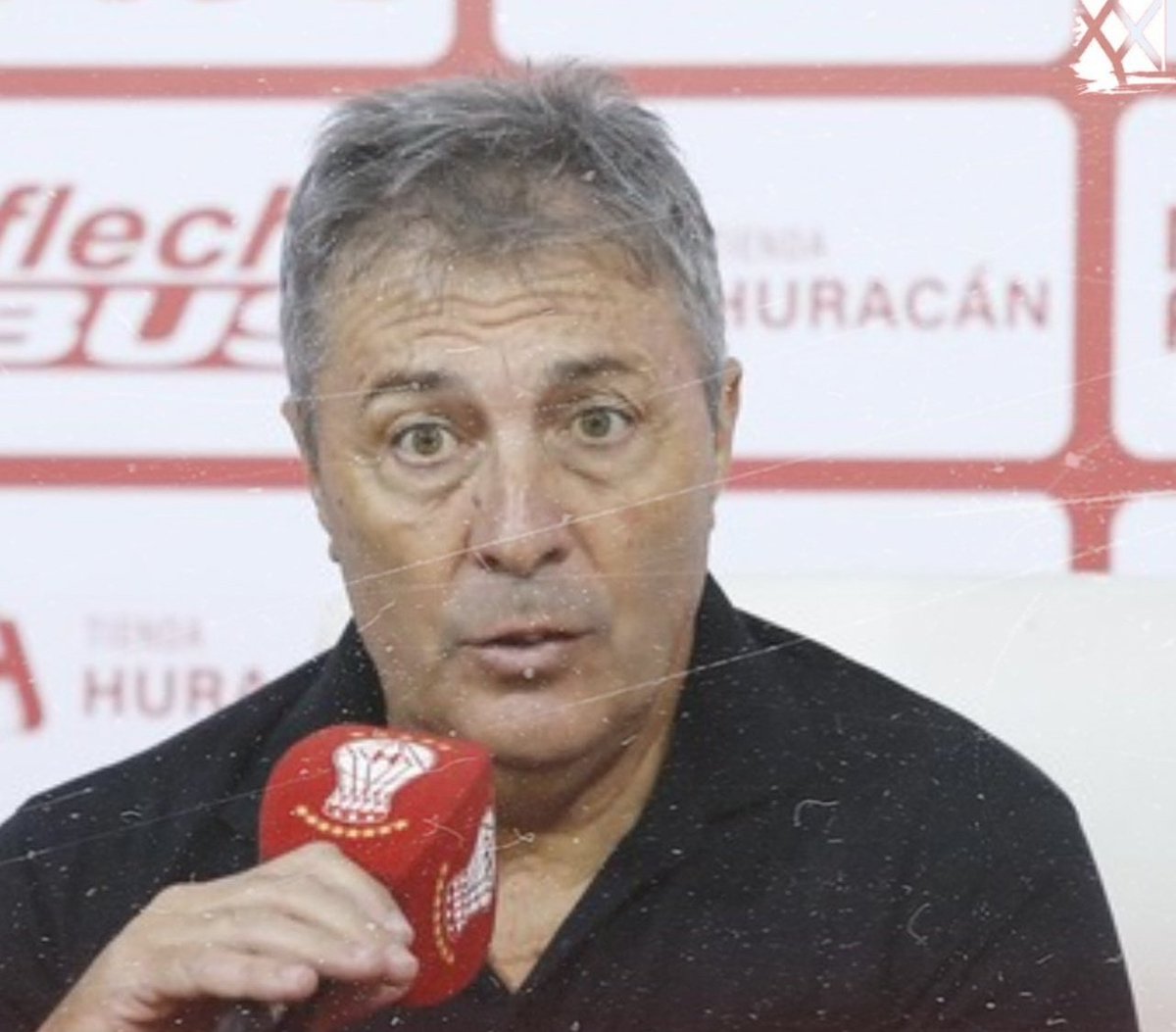 Realmente no te quiero ver la cara nunca más. Pero hoy te daría un abrazo por tener los huevos suficientes, y que no tienen nuestros jugadores, para pararte frente al arbitro y decirle lo que había que decirle. 

Gracias por defender los colores y hasta nunca (nunca es nunca).