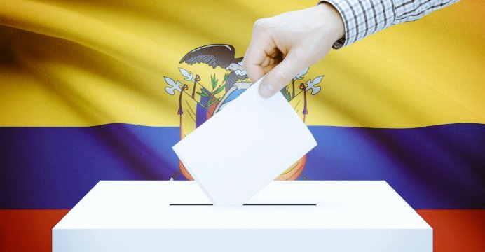 En las últimas elecciones Noboa derrotó al correismo, ahora el pueblo derrotó al actual régimen, eso manifiesta de que el pueblo, ya no cree en la derecha, ni en la izquierda socialista; debemos votar con conciencia para cambiar la historia y erradicar a los malos políticos.