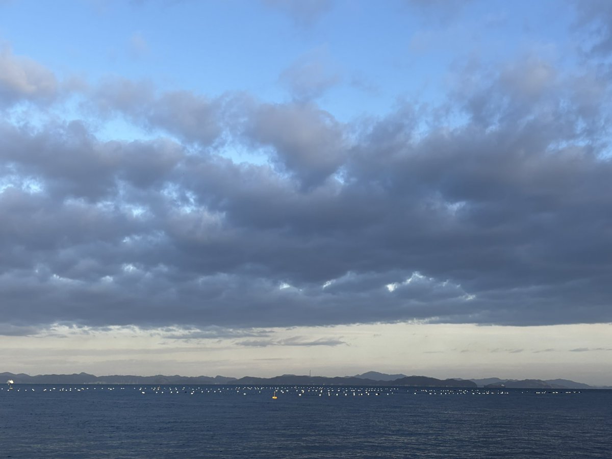 4510marche's tweet image. おはようございます！今朝は雲が印象的な爽やかな朝☀️今夕は、たかのてるこさんのトークイベントで満員御礼😊申込みのお電話では、「元気をもらえそう！」との意見が多数！盛り上がる夜になりそう😁　#たかのてるこ #トークイベント #企業公式相互フォロー