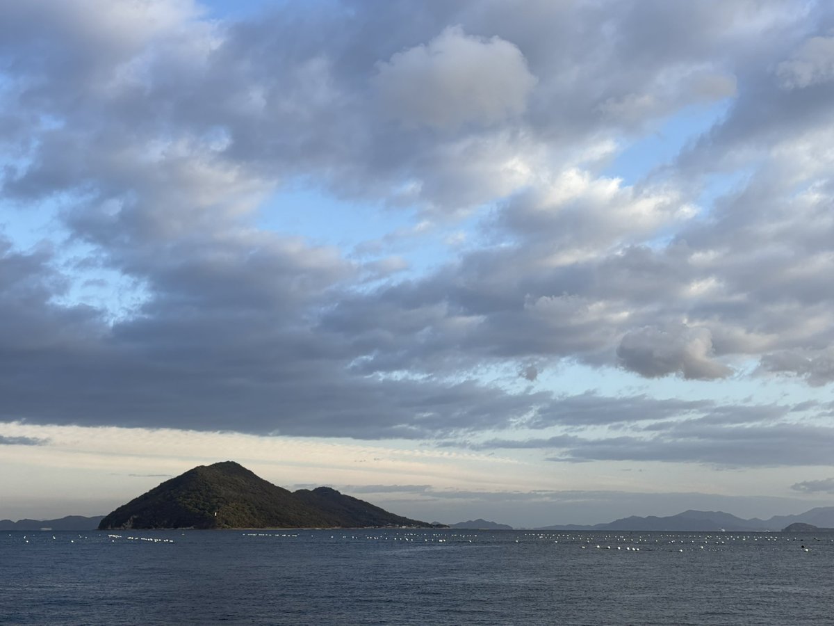 4510marche's tweet image. おはようございます！今朝は雲が印象的な爽やかな朝☀️今夕は、たかのてるこさんのトークイベントで満員御礼😊申込みのお電話では、「元気をもらえそう！」との意見が多数！盛り上がる夜になりそう😁　#たかのてるこ #トークイベント #企業公式相互フォロー