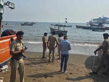 PADHYPRASANKRT2's tweet image. गिर सोमनाथ की एक दरगाह से हथियारों का जखीरा बरामद

तटीय क्षेत्र में गश्त बढ़ाने के साथ पूछताछ भी

गिर सोमनाथ के एक दरगाह में हथियारों का जखीरा मिलने के बाद पुलिस की टीम सतर्क है

दरगाह के मुजावर से पूछताछ शुरू कर दी गई है

100 घंटे के अंदर पूछताछ पूरी करने का आदेश भी दिया गया है।