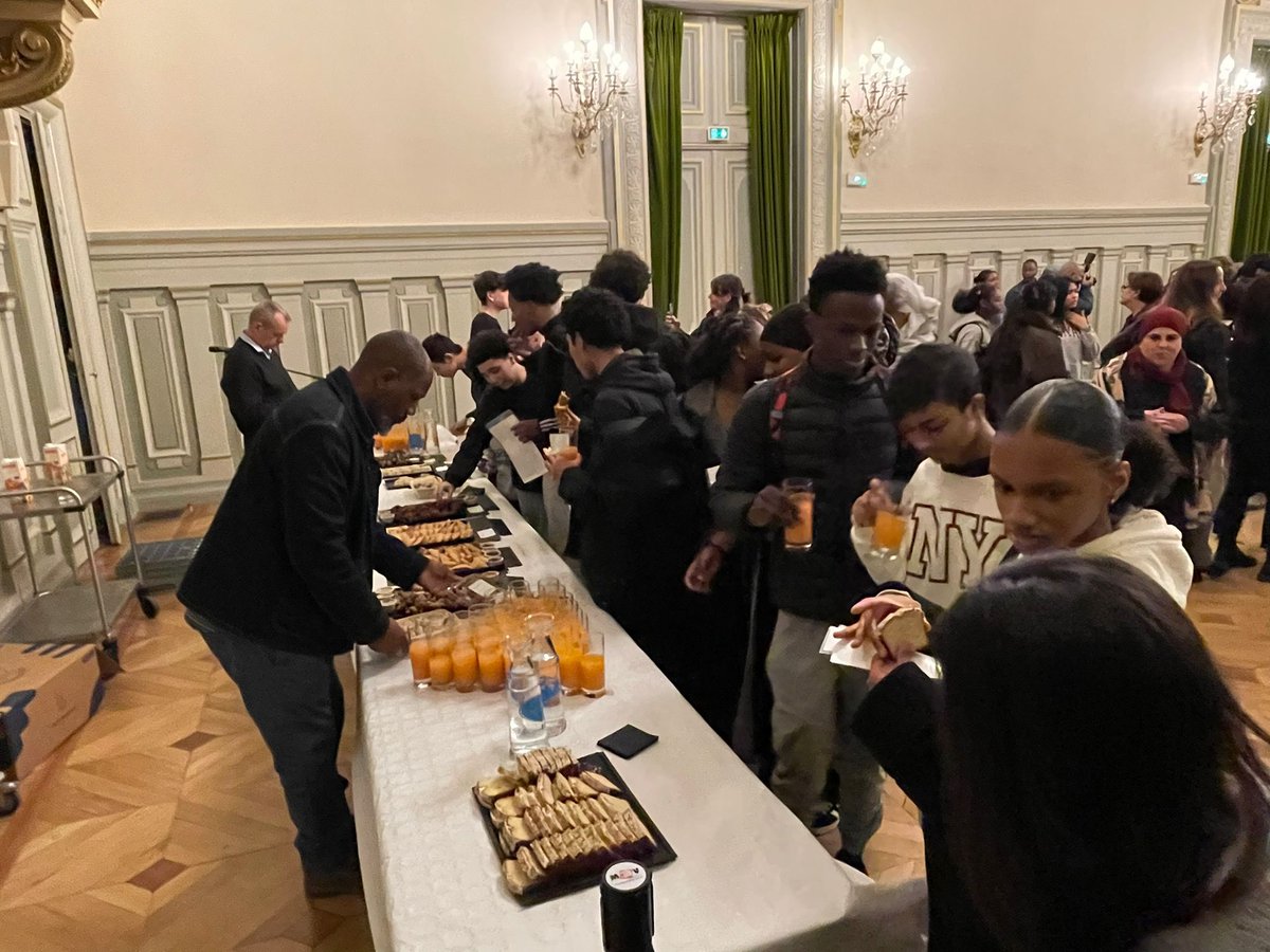 FrancoisDagnaud's tweet image. Bravo aux lauréat.e.s du Brevet et du CFG du collège Sonia Delaunay !

À l’image de cette pionnière de la couleur et de la modernité, vous tracez votre propre chemin en ayant décroché cepremier diplôme.

Fier de célébrer votre réussite avec vos familles  à la Mairie du 19e !