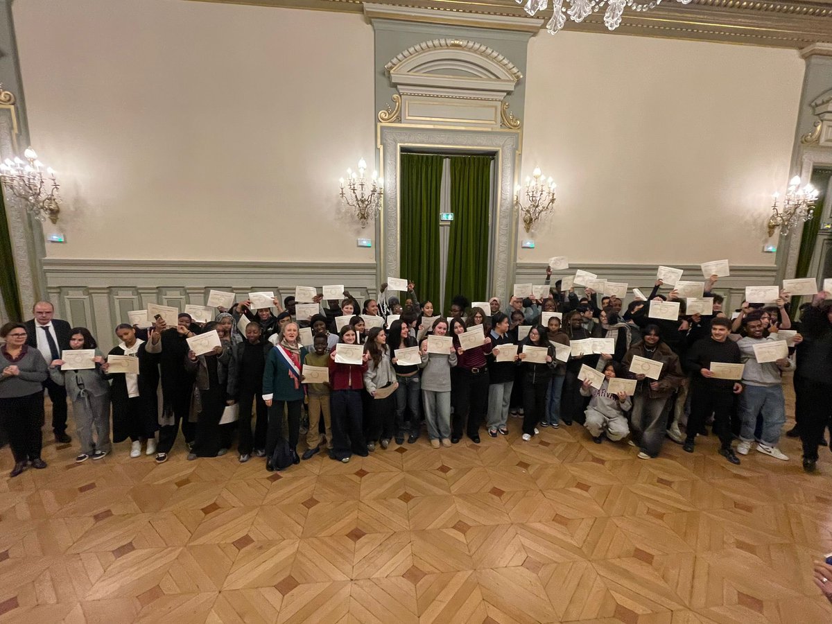 FrancoisDagnaud's tweet image. Bravo aux lauréat.e.s du Brevet et du CFG du collège Sonia Delaunay !

À l’image de cette pionnière de la couleur et de la modernité, vous tracez votre propre chemin en ayant décroché cepremier diplôme.

Fier de célébrer votre réussite avec vos familles  à la Mairie du 19e !