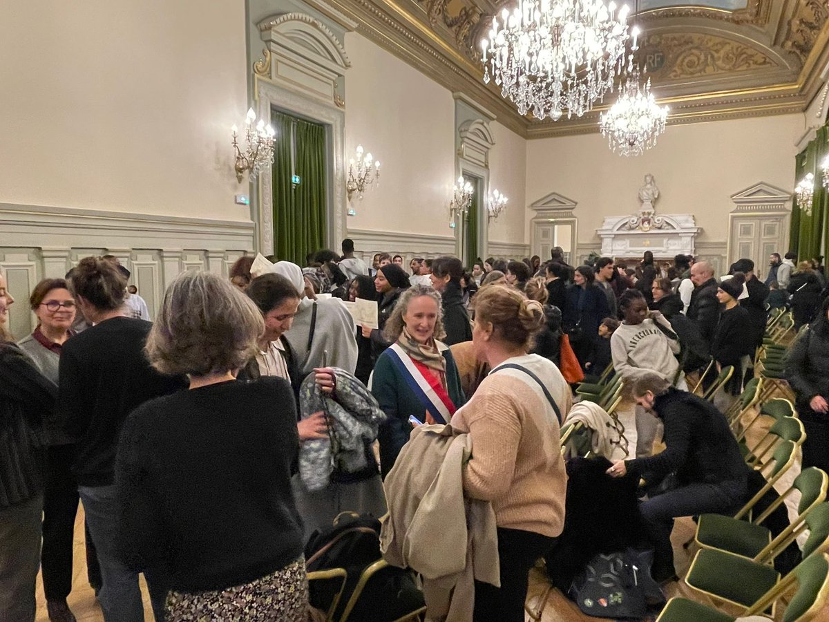 FrancoisDagnaud's tweet image. Bravo aux lauréat.e.s du Brevet et du CFG du collège Sonia Delaunay !

À l’image de cette pionnière de la couleur et de la modernité, vous tracez votre propre chemin en ayant décroché cepremier diplôme.

Fier de célébrer votre réussite avec vos familles  à la Mairie du 19e !