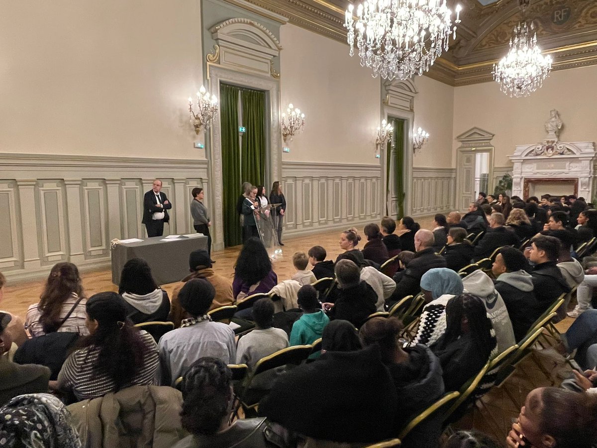 FrancoisDagnaud's tweet image. Bravo aux lauréat.e.s du Brevet et du CFG du collège Sonia Delaunay !

À l’image de cette pionnière de la couleur et de la modernité, vous tracez votre propre chemin en ayant décroché cepremier diplôme.

Fier de célébrer votre réussite avec vos familles  à la Mairie du 19e !