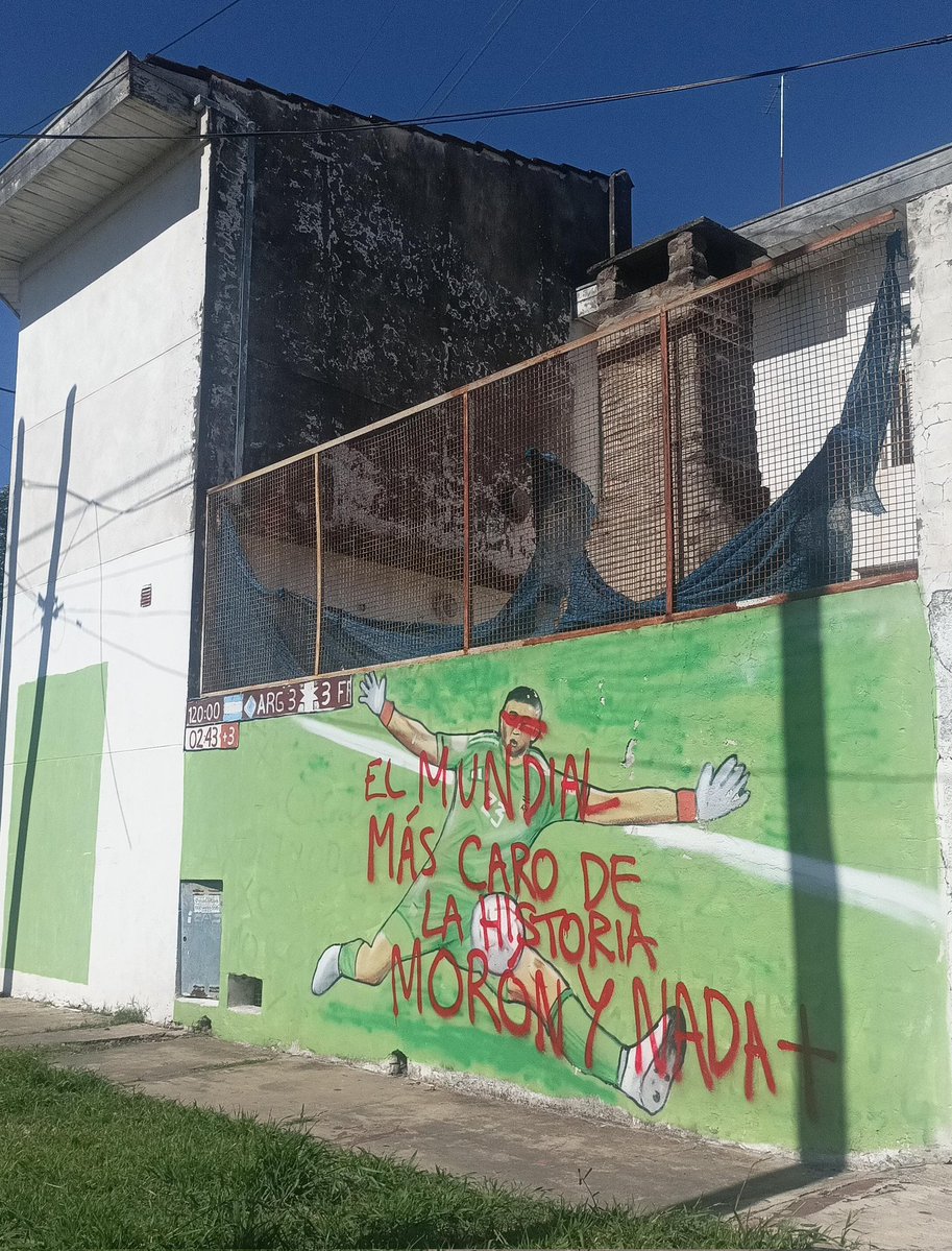 Mural escarchado por la gente del gallo en Morón, sigue el descontento por lo que fue el robo de ayer.