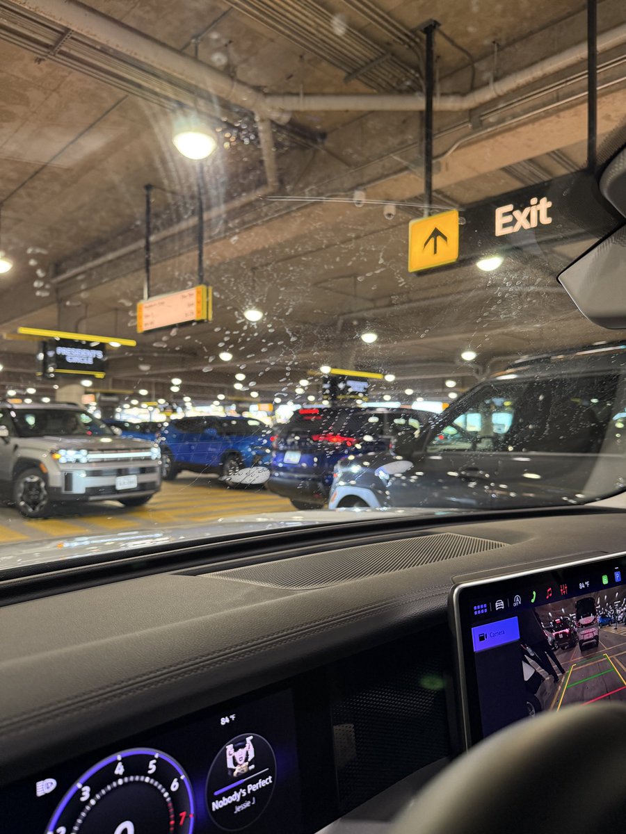 NevadaRyan's tweet photo. @Hertz dfw has crazy long lines to leave. Pres circle waiting 30min https://t.co/3EdWm0NO3o