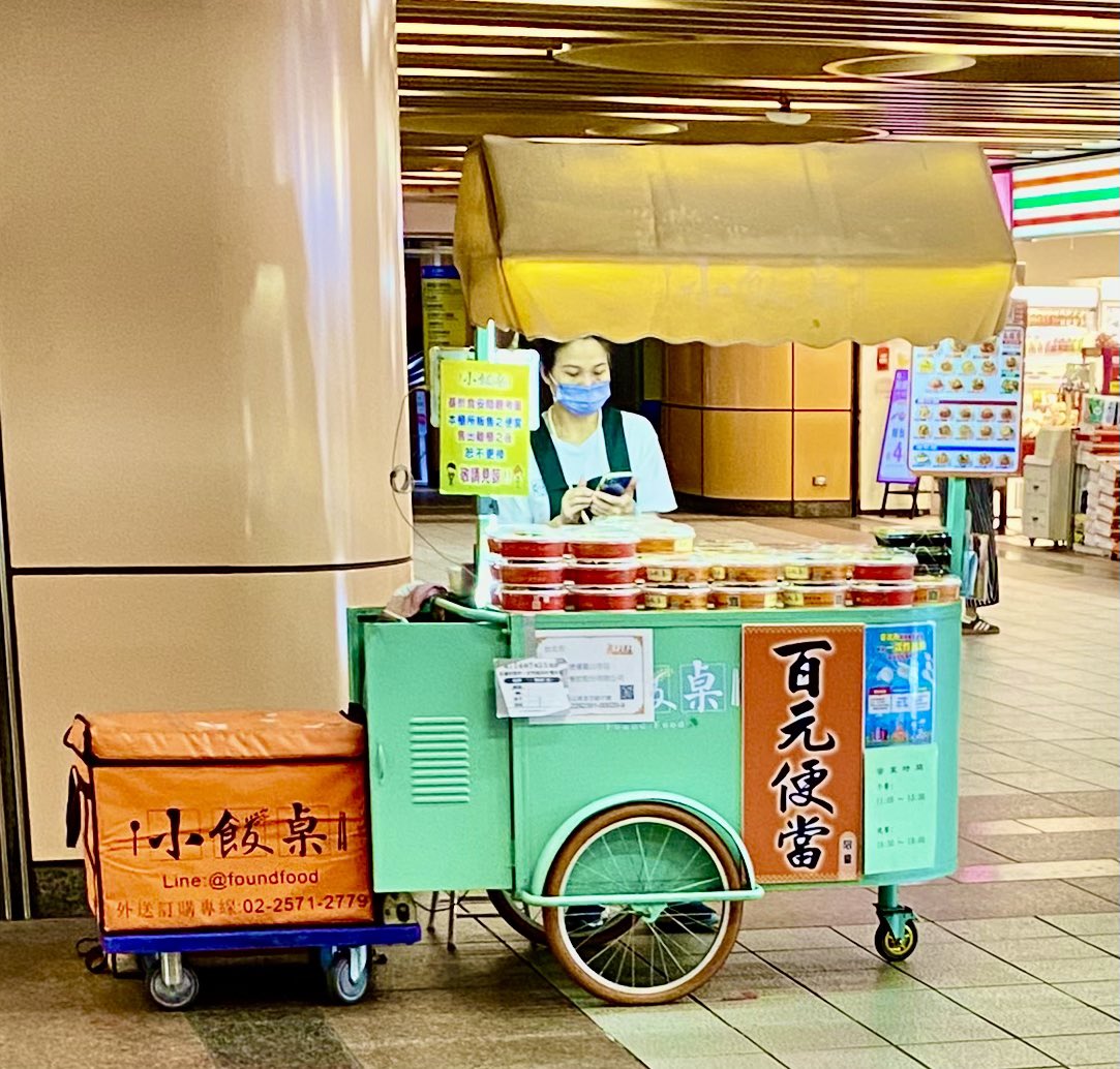 龍山寺駅（地下鉄）の改札でるとお弁当を
売ってる。これ安くて美味しんだけど、初めて観光で来たら、これ食べないよね。でもおすすめ。