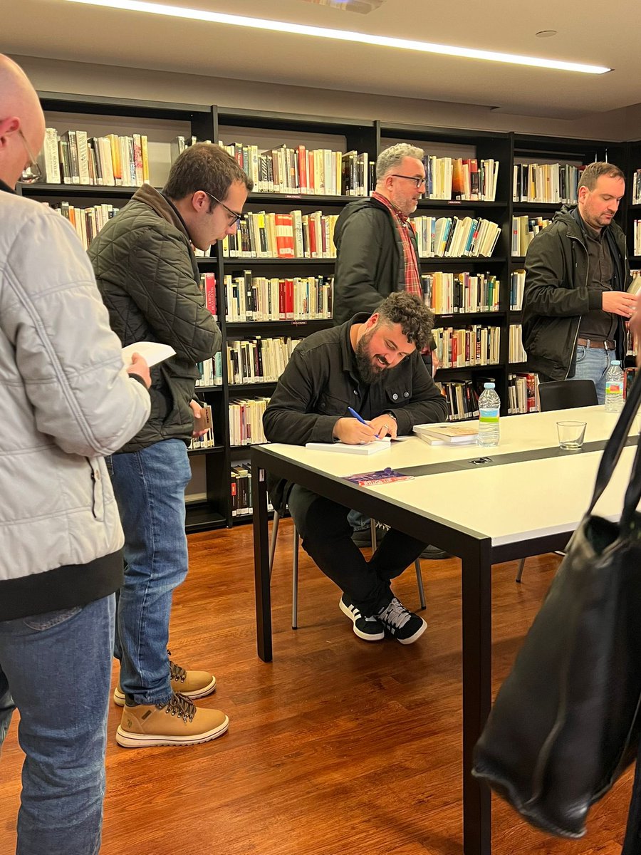 Na Biblioteca do Forum, e organizado polos veciños de Oza, Gaiteira, Os Castros. 

Con <a href="/danielrcao/">Daniel R. Cao 🍉</a> facendo unha introdución marabillosa na que reflexionou sobre industria, identidade e proxecto nacional.

(Verso e Acorde - Edicións <a href="/Xerais/">Xerais</a>)