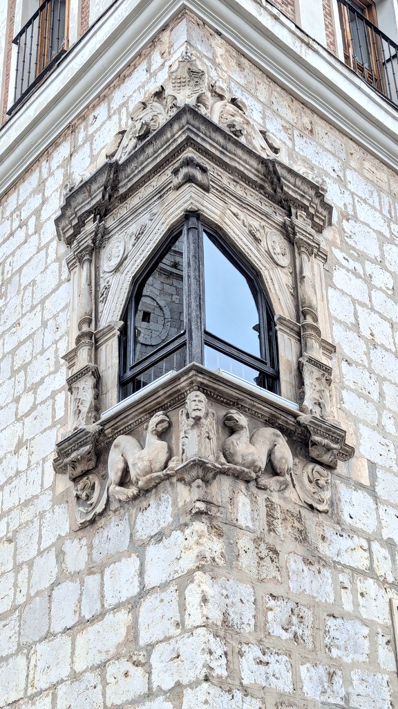 itineratur's tweet photo. Todas las ventanas esquinadas deberían de ser patrimonio de la humanidad.

Sin excepción.

Palacio Pimentel  (Valladolid) https://t.co/EuJVfyw2Kq