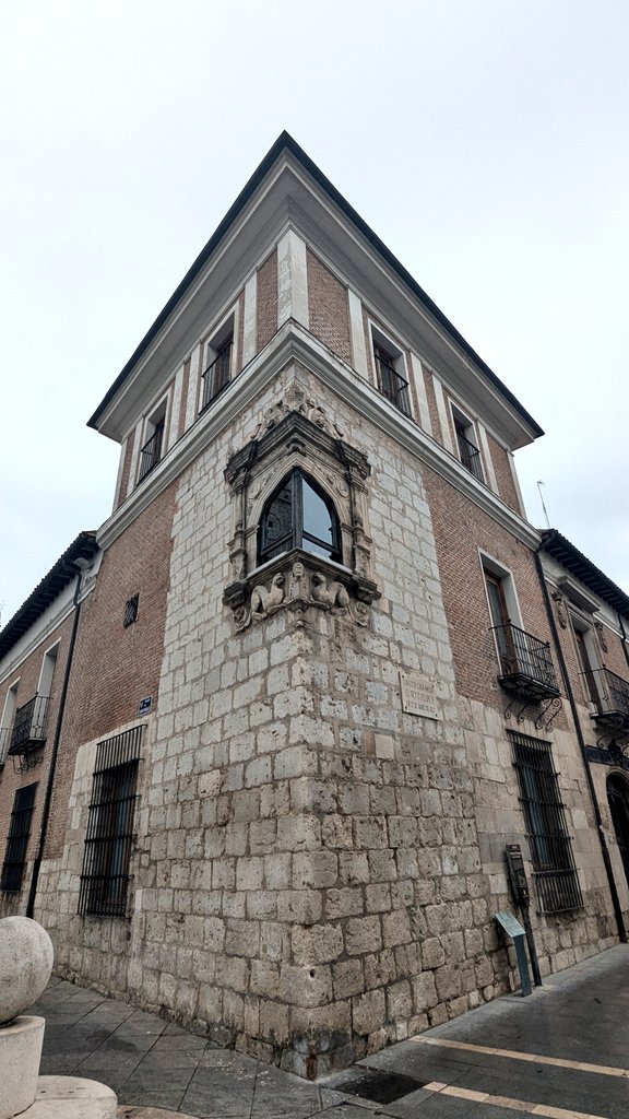 Todas las ventanas esquinadas deberían de ser patrimonio de la humanidad.

Sin excepción.

Palacio Pimentel  (Valladolid)