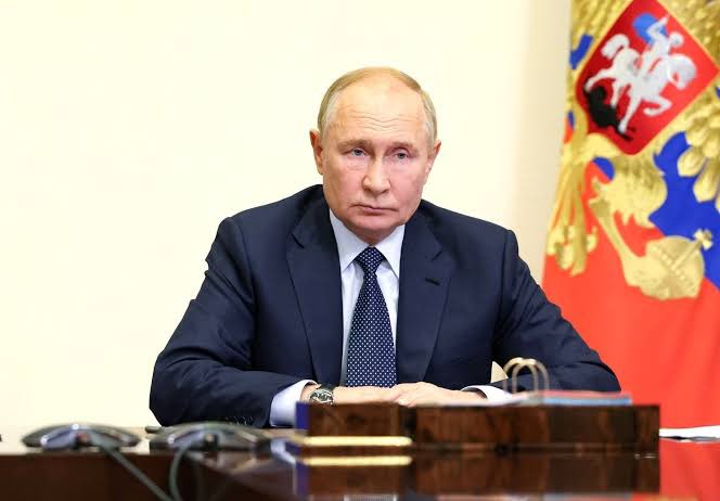 EconFlowDaily's tweet image. JUST IN: 🇺🇸🇷🇺 Trump approves bill allowing tariffs up to 500% on Russia’s trade partners.