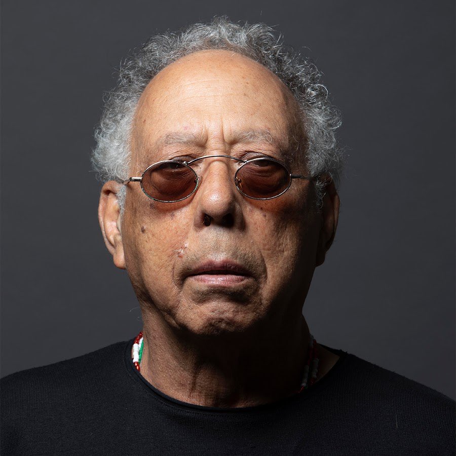 randolfeap's tweet image. Jards Macalé partiu, e com ele vai um pedaço bonito e inquieto da nossa música. Um artista que nunca teve medo de ser inteiro, livre, ousado, visceral, e que transformou cada nota em sentimento vivido.

Fica a saudade, mas fica também a certeza de que sua obra segue acesa. Macalé…